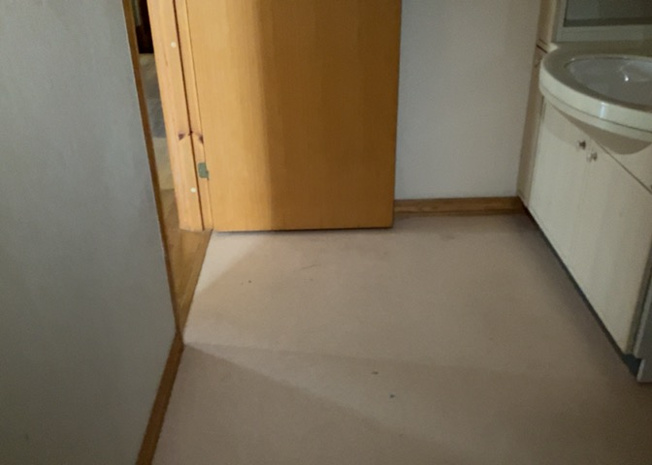【脱衣所】 | 多くの戸建て住宅で見かける洗面脱衣所は、洗面台と洗濯機が2畳ほどのスペースに並べられていて、洗面所が脱衣所を兼ね備えている間取りが一般的です。お客様が利用することもある、パブリックな空間でもあります。
