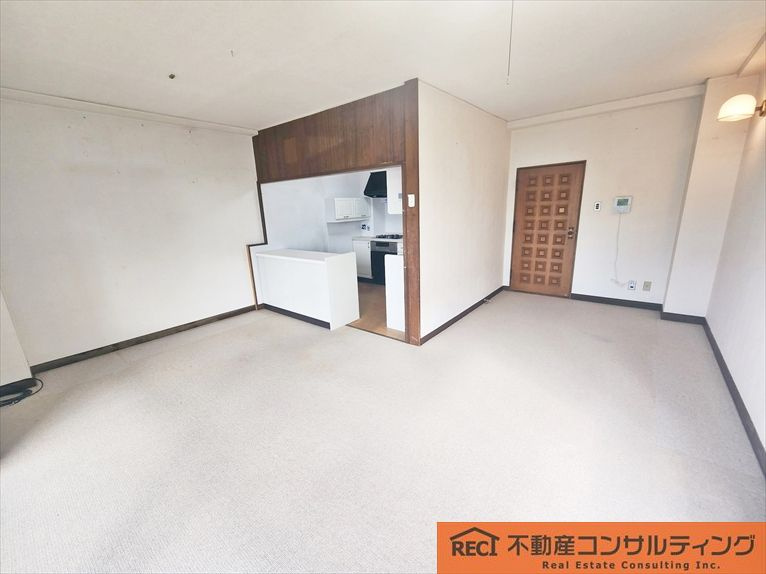 神戸市東灘区森北町5丁目　中古戸建の居間・リビング|前面道路は広々約7ｍ