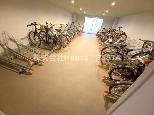 クロスレジデンス神戸元町の駐車場