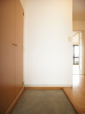 【玄関】 | コーポラスビックツリーA | たくさん収納できるシューズボックスが付いています♪