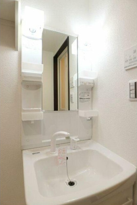 【洗面所】 | グラッタブルコマゴメ | 広い洗面スペース