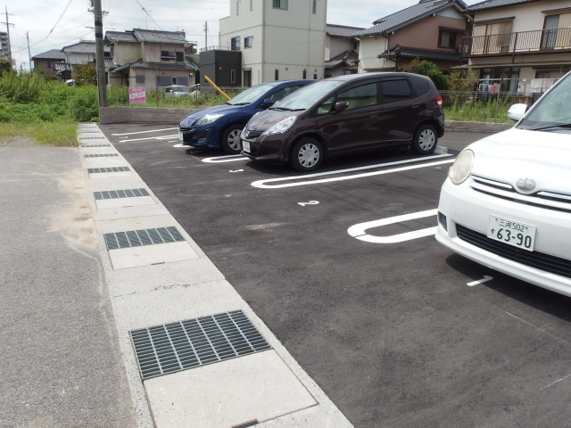 コンフィード筒針の駐車場
