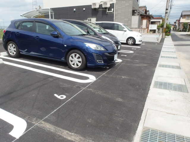 コンフィード筒針の駐車場