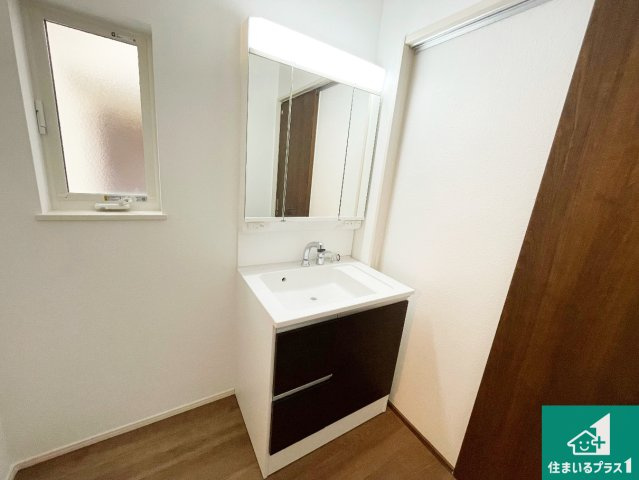 現地説明会開催　京田辺市草内八田　第1期　新築一戸建ての独立洗面台|清潔感のある洗面台です。フラットな鏡は掃除がしやすく毎日清潔！鏡裏には収納があるのでスッキリとした洗面台が保てます。