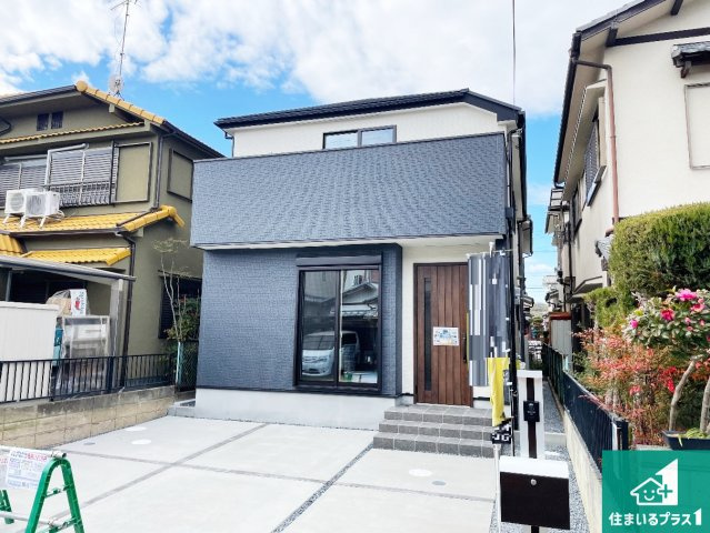 現地説明会開催　京田辺市草内八田　第1期　新築一戸建ての外観|周辺は閑静な住宅街！前面道路広々で車の出し入れも便利です。駐車が苦手な方でも安心して車庫入れできます！