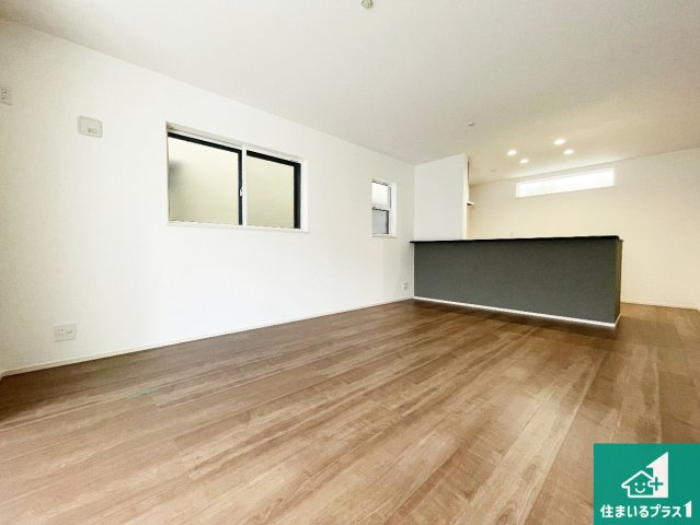 現地説明会開催　京田辺市草内八田　第1期　新築一戸建ての居間・リビング|日当たり良好の明るいリビングで朝の目覚めもスッキリできそう！対面キッチンでご家族のコミュニケーションも自然と増える設計！小さなお子様が遊ぶスペースを作っても広々とくつろげるLDK！