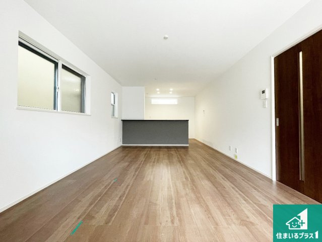 現地説明会開催　京田辺市草内八田　第1期　新築一戸建ての居間・リビング|リビングと統一感があり、使い勝手のいいキッチン。広々としているので、二人並んで作業が出来ちゃいます。お子様と一緒に色々なお料理に挑戦できるスペースがあります。