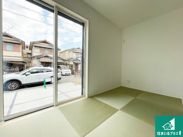 現地説明会開催　京田辺市草内八田　第1期　新築一戸建ての和室|一室あると便利な和室は客間としてだけでなく、小さなお子様のプレイルームや食後のくつろぎスペースとしてもご利用いただけます。収納もついていますので大活躍間違いなし！