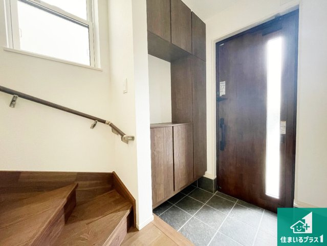 現地説明会開催　京田辺市草内八田　第1期　新築一戸建ての玄関|シューズボックスにはたくさんの靴が収納できるので玄関周りはいつもスッキリ！ご家族が増えても安心！