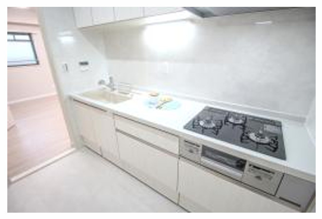 リヴァージュ志木のキッチン|生活感を見せない独立型キッチンは臭いが広がらないのも利点です