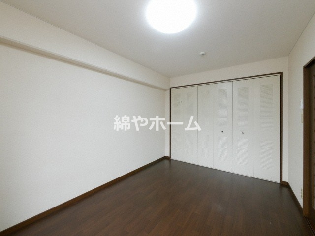 パレーシャル難波の寝室|広くて明るい寝室