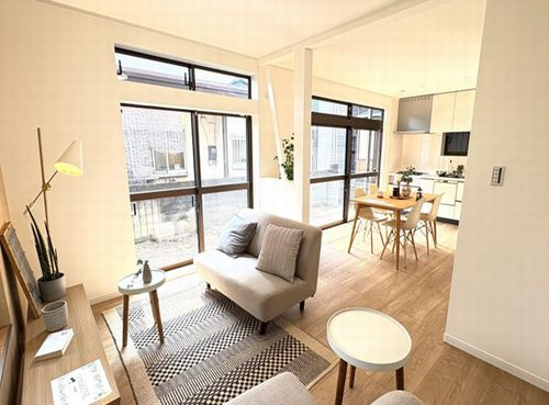 【居間・リビング】 | 【仲介手数料０円】綾瀬市落合南9丁目　中古一戸建て | 【仲介手数料０円】綾瀬市落合南9丁目　中古一戸建て