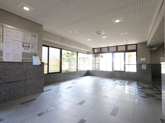 セレスト吉川のエントランス|毎日通るエントランス