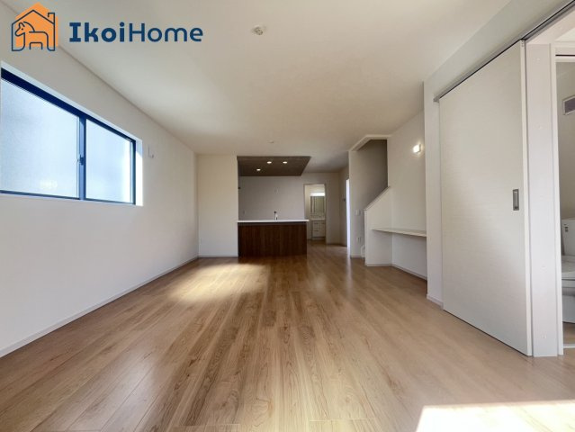 明石市朝霧山手町　新築戸建　全2棟　1号地の居間・リビング|【ホームページに現地動画掲載中】●年中無休：当日予約可●カウンターキッチンからは室内が見渡せます。