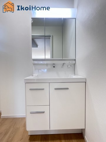 明石市朝霧山手町　新築戸建　全2棟　1号地の洗面所|【ホームページに現地動画掲載中】●年中無休：当日予約可●お化粧をする時に便利な３面鏡。