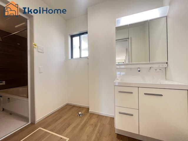 明石市朝霧山手町　新築戸建　全2棟　1号地の洗面所|【ホームページに現地動画掲載中】●年中無休：当日予約可●畳２枚分の一般的な洗面室。小窓もあります！