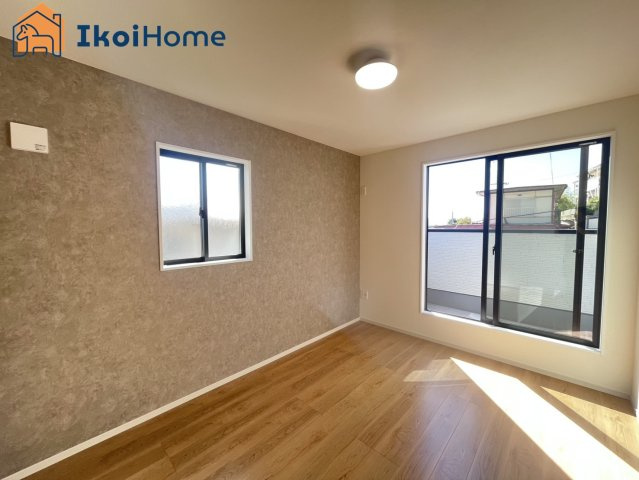 明石市朝霧山手町　新築戸建　全2棟　1号地の寝室|【ホームページに現地動画掲載中】●年中無休：当日予約可●こちらの洋室からバルコニーに出ていただけます