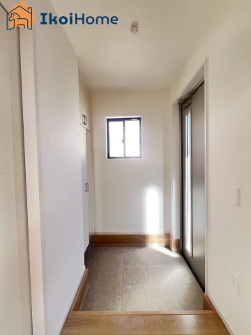 明石市朝霧山手町　新築戸建　全2棟　1号地の内装|【ホームページに現地動画掲載中】●年中無休：当日予約可●玄関に窓があるので明るい空間です！