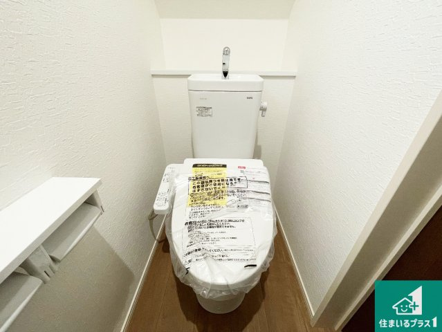 京田辺市草内八田　第1期　新築一戸建てのトイレ|1・2階の2ヶ所にあるので、朝の忙しい時間の順番待ちもなく、深夜の利用にも大変便利です。