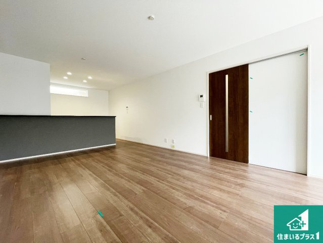 京田辺市草内八田　第1期　新築一戸建ての居間・リビング|日当たり良好の明るいリビングで朝の目覚めもスッキリできそう！対面キッチンでご家族のコミュニケーションも自然と増える設計！小さなお子様が遊ぶスペースを作っても広々とくつろげるLDK！