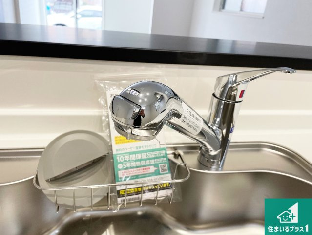 京田辺市草内八田　第1期　新築一戸建ての設備|浄水器を内蔵！炊飯時、お茶を作る時に安心してお水を使えます！お湯と冷水、浄水と原水、シャワーの切替えもワンタッチです！