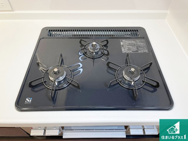 京田辺市草内八田　第1期　新築一戸建ての設備|ダブル高火力Ｓｉセンサー付きコンロ！３口あるので、まとめて料理をする時も大活躍！