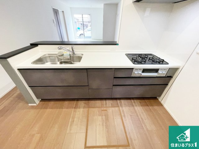 京田辺市草内八田　第1期　新築一戸建てのキッチン|シンプルなリビングは、観葉植物等のインテリアを楽しめますね！パパ好みにも、ママ好みにも家具次第で雰囲気を変えることができます！