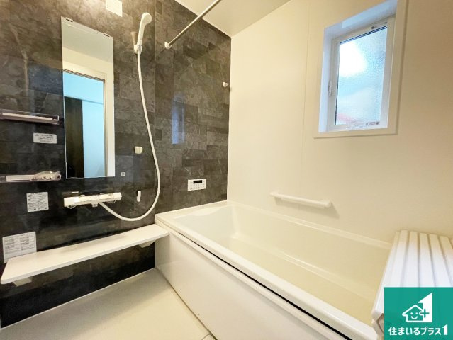 京田辺市草内八田　第1期　新築一戸建ての浴室|足をゆったり伸ばして寛げる浴槽です。窓が設けられていますので差し込む光が明るく穏やかな雰囲気にしてくれます♪浴室乾燥機も設置しているので、雨の日の洗濯物も安心です♪