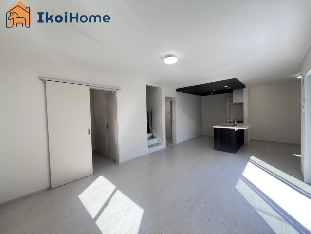 明石市朝霧山手町　新築戸建　全2棟　2号地の居間・リビング|【ホームページに現地動画掲載中】●年中無休：当日予約可●カウンターキッチンからは室内が見渡せます。