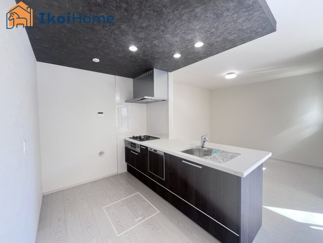 明石市朝霧山手町　新築戸建　全2棟　2号地のキッチン|【ホームページに現地動画掲載中】●年中無休：当日予約可●キッチン同色のカップボードご依頼も承ります