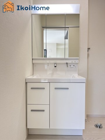 明石市朝霧山手町　新築戸建　全2棟　2号地の洗面所|【ホームページに現地動画掲載中】●年中無休：当日予約可●洗面台はお化粧をする時に便利な3面鏡。