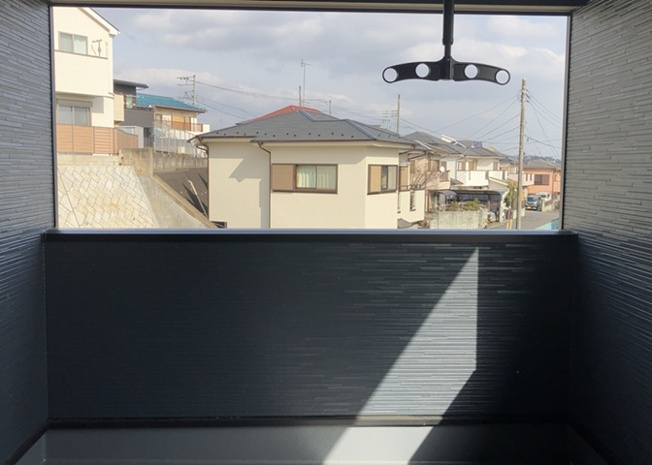 【バルコニー】 | バルコニーは、室外の専用スペースのうち、「屋根がなく開放された空間」であるものを指します。ベランダより広いタイプのものが多く、日当たりもよいため家庭菜園などを楽しみたい人にとって適した環境となります。