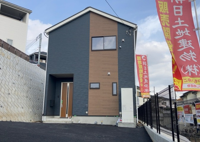 【外観】 | ついに完成致しました！現地をご見学に行く際は、道路の幅や周辺の交通量、施設などをご確認頂くことをおすすめします！物件の流れが早いため、内見をしたい方はお早めに当社営業までお問い合わせ頂きご予約下さい！