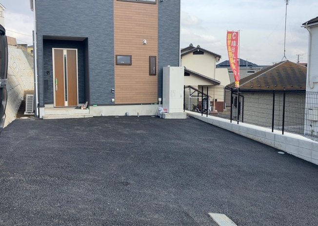 【駐車場】 | 駐車場と明記されていても、最小スペースでつくられた駐車場だと大型車は駐車できなかったり、出入りしにくくなったりする可能性があります。お車のサイズと購入したい物件の駐車場のサイズを現地で確認しましょう。