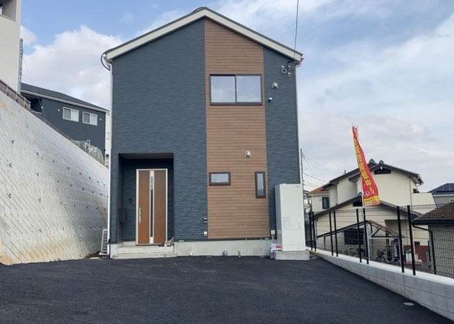 【外観】 | 住宅用の土地では前面道路に2m以上接していなければならないと法律で定められています。しかし、お持ちの車のサイズやライフスタイルなどにより、2mでは利便が悪い場合もございますので、事前に確認しましょう。