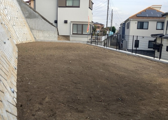 【庭】 | 庭があることでガーデニングや家庭菜園はもちろん、こどもの遊び場やペットを放して遊ぶことができます。また、家の周囲に余裕があるということです。隣地との間があれば、十分な日当たりと、風通しが確保できます。