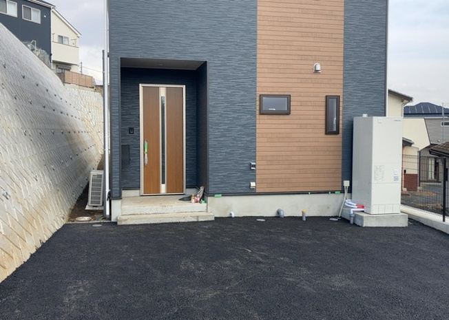 【構造・工法・仕様】 | 木造住宅とは土台、壁、柱など建築物の強度を支える構造体の材に木が使用されている構造を指します。構造体は建物の自重を支えるだけではなく風圧や水圧、積裁荷重などあらゆる衝撃に耐えるための基礎です。