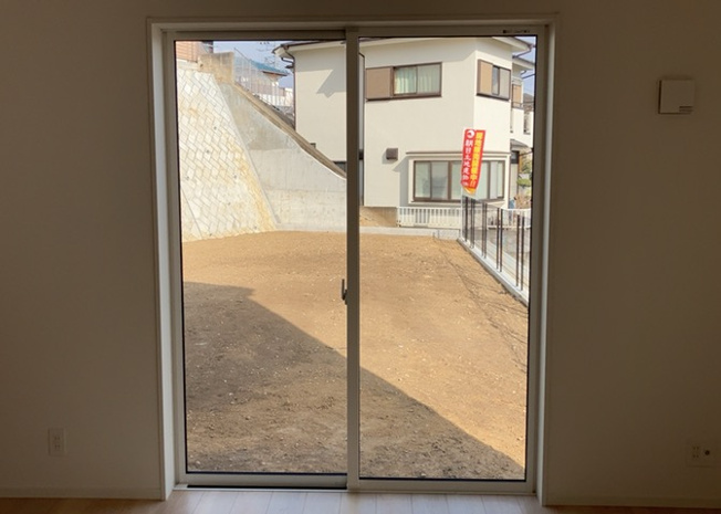 【内装】 | サッシとは、ガラス窓に使用される金属製の窓枠のことです。一般的に住宅建築では、金属製建具工事の段階で備え付けるもので、ガラス類や玄関、バスルームのスチール製のドアなどと同じタイミングで工事を行います。