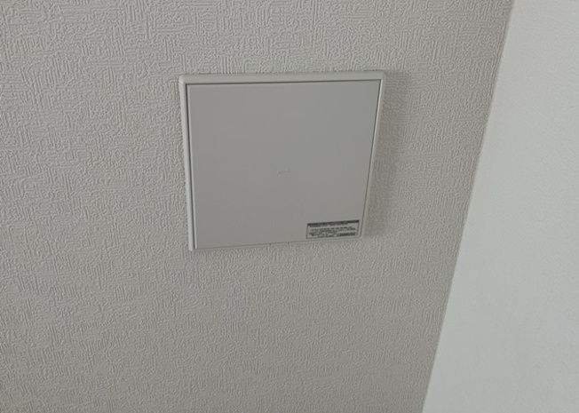 【冷暖房・空調設備】 | 1日中建物内の換気が行われるように設計された仕組みです。気密性の高い住宅は、家に籠った空気でシックハウス症候群になる可能性がありますが、24時間換気システムであれば計画的な換気で対策が可能です。