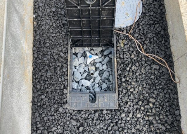 【設備】 | 敷地内には、散水栓や立水栓があります。水道水を直接利用できるため、水を運ぶ手間を省くことが出来ます。大量の水を必要とする洗車作業や清掃などに役立ちます。その他設備とあわせて、現地でご確認ください。
