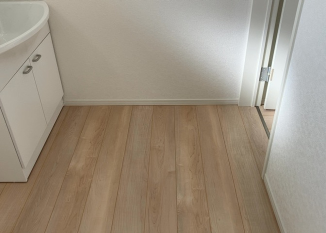 【脱衣所】 | 多くの戸建て住宅で見かける洗面脱衣所は、洗面台と洗濯機が2畳ほどのスペースに並べられていて、洗面所が脱衣所を兼ね備えている間取りが一般的です。お客様が利用することもある、パブリックな空間でもあります。