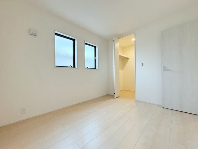 リーブルガーデン　岐阜市手力町第２　全２区画分譲の洋室|全居室にたっぷり収納できる大型クローゼット、居室部分の窓ガラスには間に空気層を設けたペアガラスを採用。
高い断熱性と共にガラス面の結露対策にも効果を発揮します。