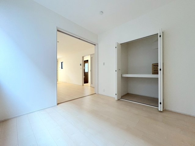 リーブルガーデン　岐阜市手力町第２　全２区画分譲の洋室|全居室にたっぷり収納できる大型クローゼット、居室部分の窓ガラスには間に空気層を設けたペアガラスを採用。
高い断熱性と共にガラス面の結露対策にも効果を発揮します。