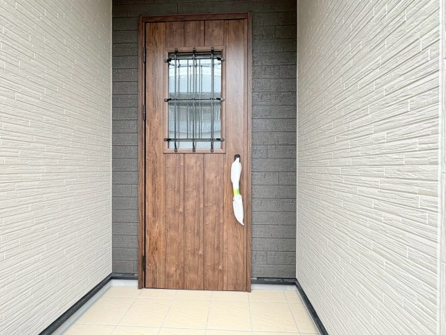 リーブルガーデン　岐阜市手力町第２　全２区画分譲の玄関|【ピッキング防止機能付き玄関ドア錠】玄関ドアの鍵は上下に２つあり、内側の下段は脱着サムターンキー。
鍵を不正に開錠されても、もう１つの鍵でピッキングを防ぎます。防犯性の高い仕様になっています。