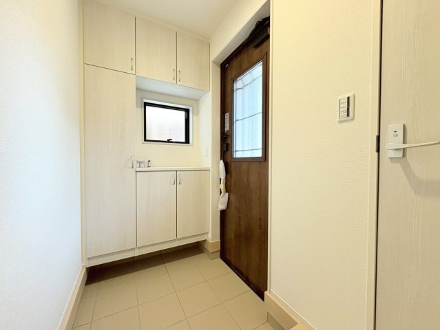 リーブルガーデン　岐阜市手力町第２　全２区画分譲の玄関|大容量のシューズ収納付きで玄関周りもすっきり！玄関ドアからの光が玄関ホールを明るくしてくれます。