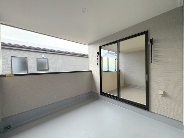 リーブルガーデン　岐阜市手力町第２　全２区画分譲のバルコニー|バルコニーは南向きで洗濯物もよく乾きます！強度と表面積硬度を持つFPRで防水しています。