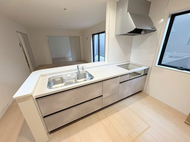 リーブルガーデン　岐阜市手力町第２　全２区画分譲のキッチン|機能的で手入れがしやすいシステムキッチンでお掃除も楽々。蛇口は浄水器内蔵型で節湯CI対応水栓です。　
人造大理石カウンターやキッチンパネルなど明るくきれいにお使いいただけます。