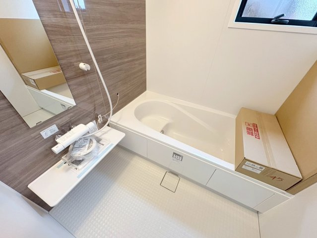 リーブルガーデン　岐阜市手力町第２　全２区画分譲の浴室|明るく清潔感がある浴室。浴槽は環境にやさしい節水タイプ。浴槽内ステップで半身浴、親子入浴も安心です。
洗い場の床は乾きやすく滑りにくい快適仕様、水はけが良くカビの発生を軽減できます。
