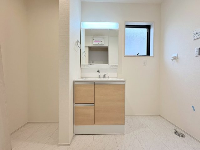 リーブルガーデン　岐阜市手力町第２　全２区画分譲の独立洗面台|洗面化粧台 幅 750mm、軽く割れにくい洗面ボールと場所をとらないコンパクト設計の本体キャビネットです。
ミラー扉の内側は全て収納スペースです。リフトアップシャワーを採用し両手が自由に使えます