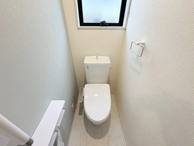 リーブルガーデン　岐阜市手力町第２　全２区画分譲のトイレ|超表面平滑加工とイオンパワーの「セフィオンテクト」加工で、汚れが付きにくく落ちやすい仕様で清潔です。
便器にフチがないので汚れが隠れて見えない部分がありません。お手入れがとってもラクラクです。